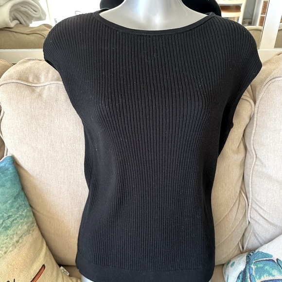 Uniqlo Tops - UNIQLO BLACK SLEEVELESS SWEATER, Size medium, 2 available